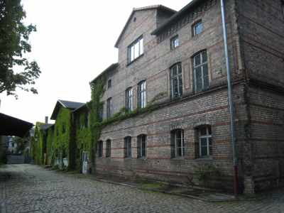 Administratorenhaus, alte Tierklinik und Stlle vom Innenhof aus (Aufn.: H.Lhr)